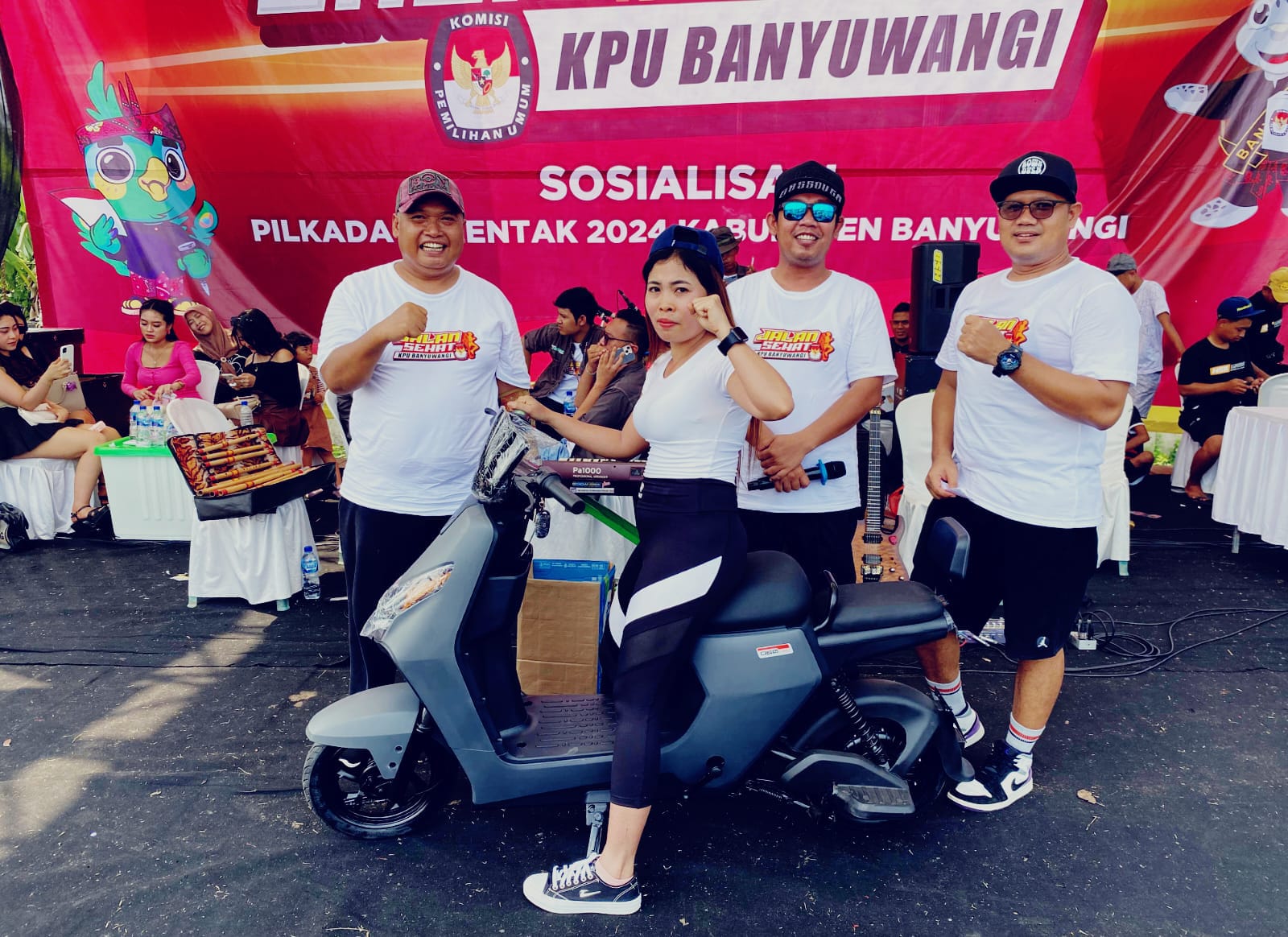 KPU-Banyuwangi-Sosialisasikan-Calon-Gubernur,-Wakil-Gubernur,-Bupati,-dan-Wakil-Bupati-pada-Acara-Jalan-Sehat-Di-Sambimulyo