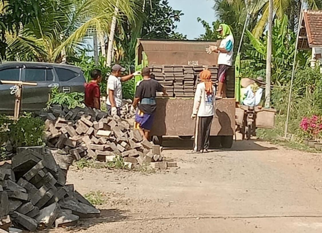 Giliran-Kedungrejo-Lincip-Jalankan-Program-Pavingisasi-dari-Dana-Desa-Sambimulyo