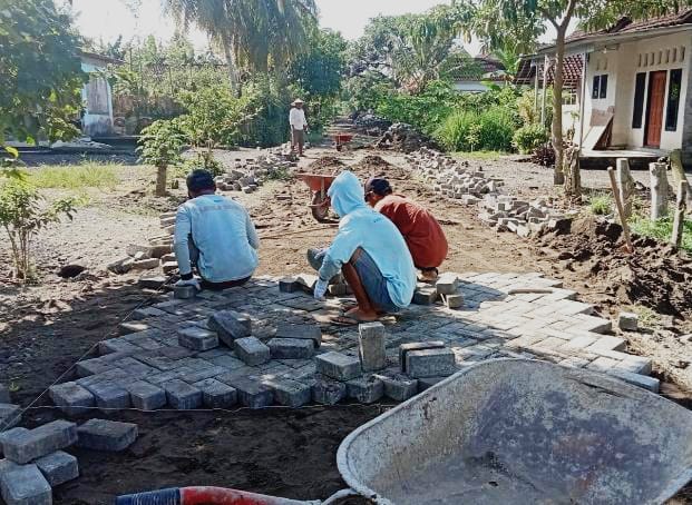 Pavingisasi-Jalan-Barat-TPU-Sambirejo-Sambimulyo-Dimulai