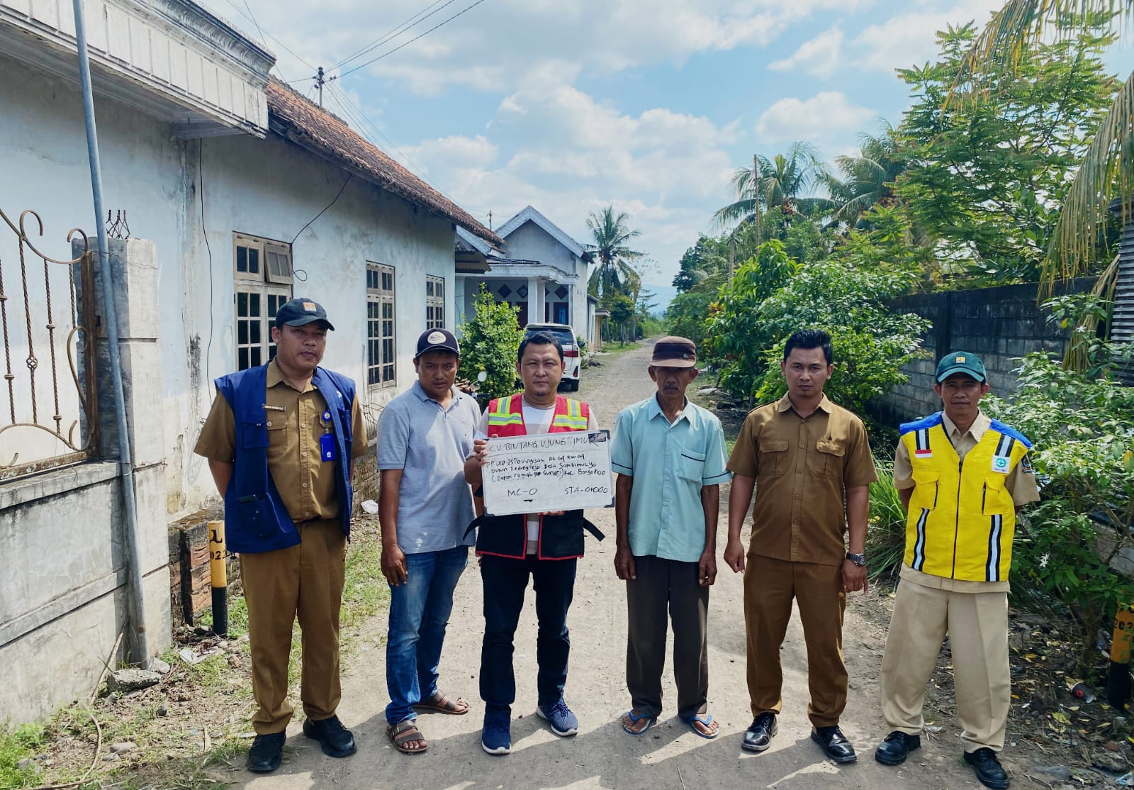 Dinas-PU-Kabupaten-Banyuwangi-Lakukan-MC-0-Pavingisasi-di-Pure-Kedungrejo-Kebarat