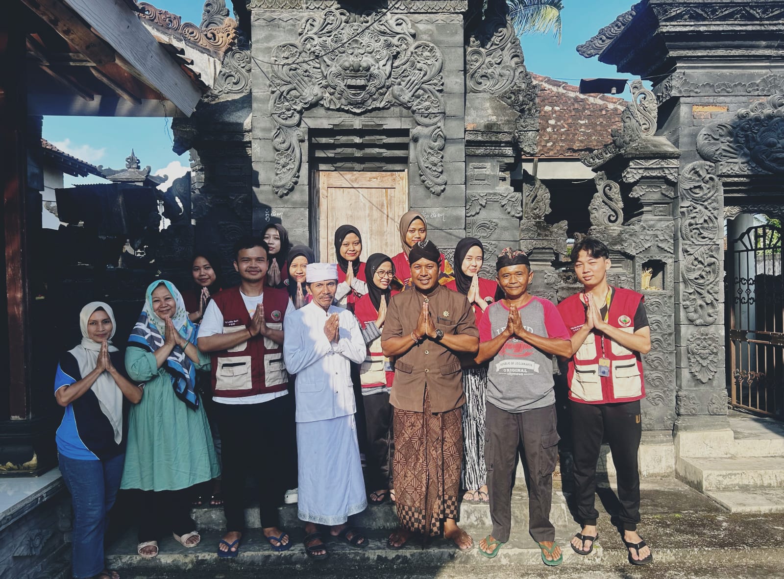 Mahasiswa-KKN-UAD-Unit-1.A.4-Laksanakan-Program-Sanitasi-Ruang-Publik-di-Pura-Sapto-Argo-Sambimulyo