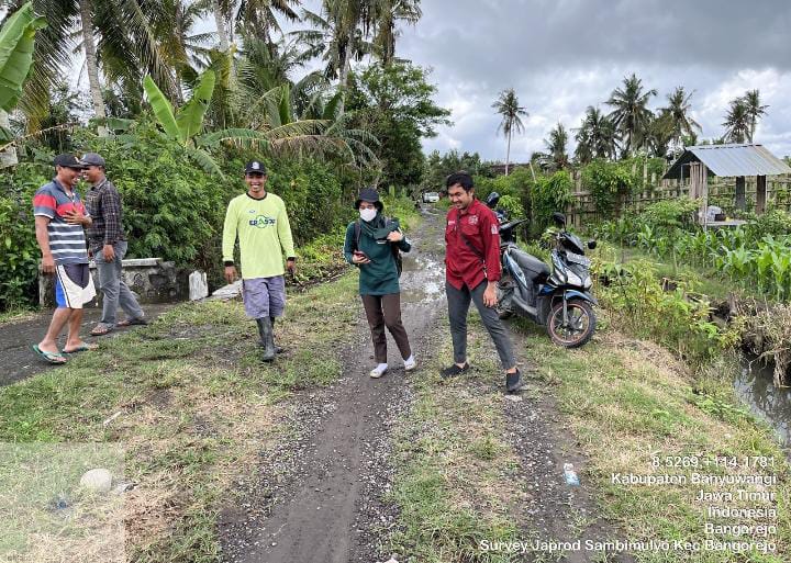 Giliran-Jalan-Depan-MI-Toriqul-Huda-Sambimulyo-Di-Survey-Dinas-PU-Banyuwangi-Untuk-Program-Pavingisasi
