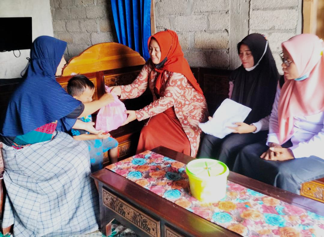Pemberian-Bantuan-Susu-Dan-Biskuit-Pada-Balita-Agar-Generasi-Sambimulyo-Sehat-Dan-Kuat-