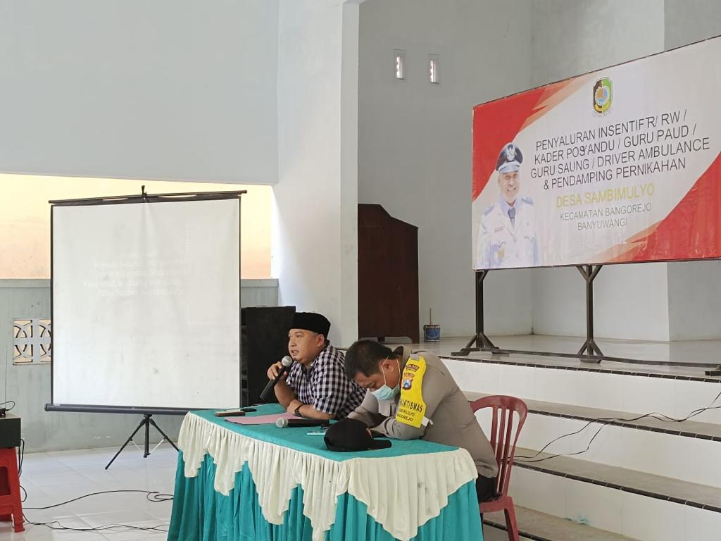 Mahasiswa Magang Saksikan Penyaluran Insentif dan THR Ketua RT/RW Desa Sambimulyo