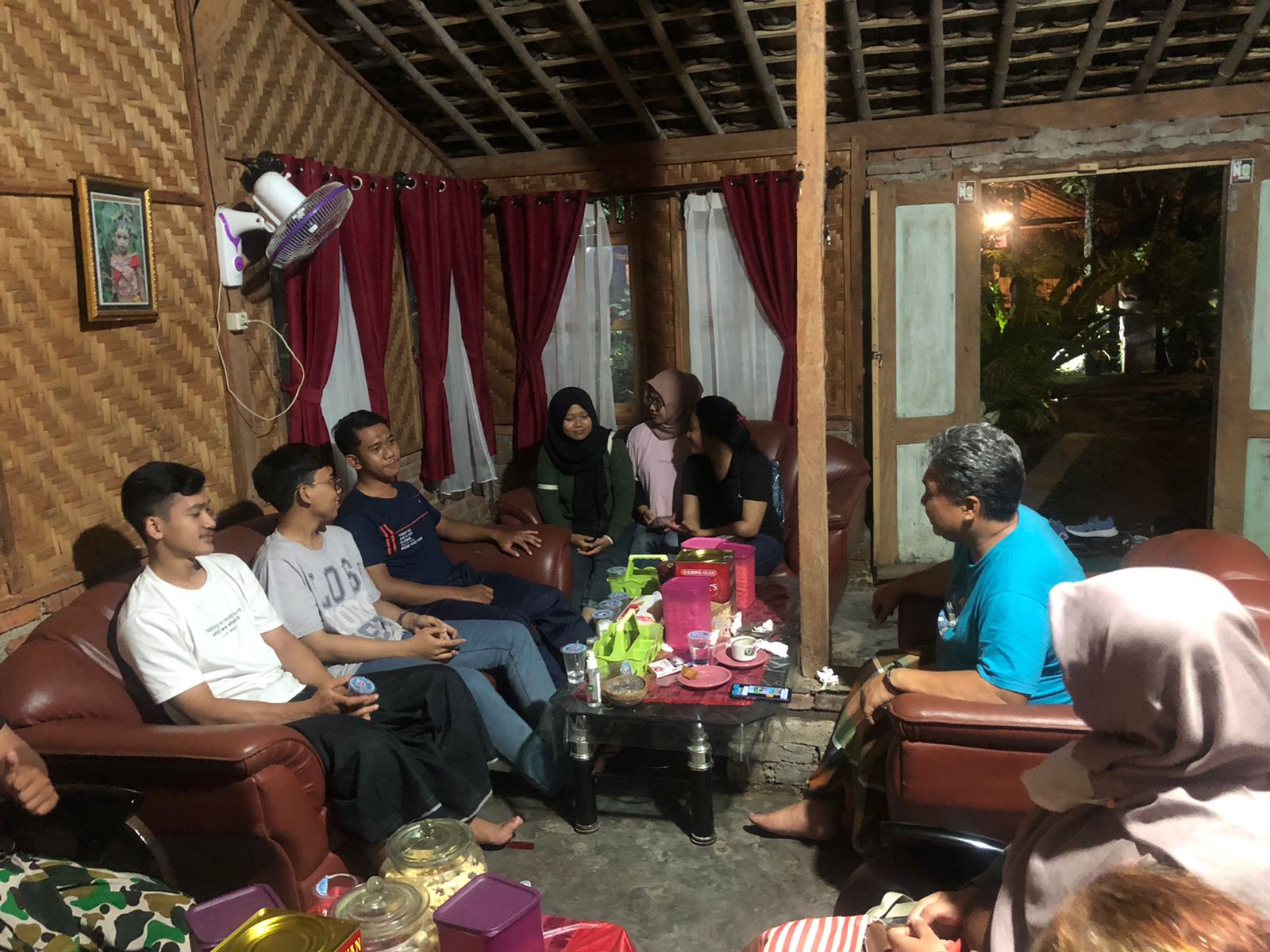 Jalin-Silaturahmi-Usai-Libur-Idul-Fitri,-Mahasiswa-Magang-Merdeka-Berkunjung-Ke-Rumah-Kepala-Desa-Sambimulyo