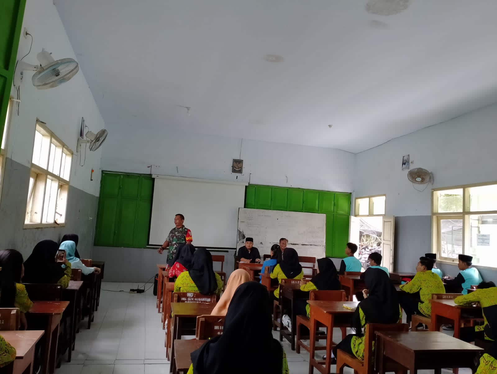 Pak Babin Isi Materi Kedisiplinan Dan Bela Negara Di SMK Nusantara Sambimulyo