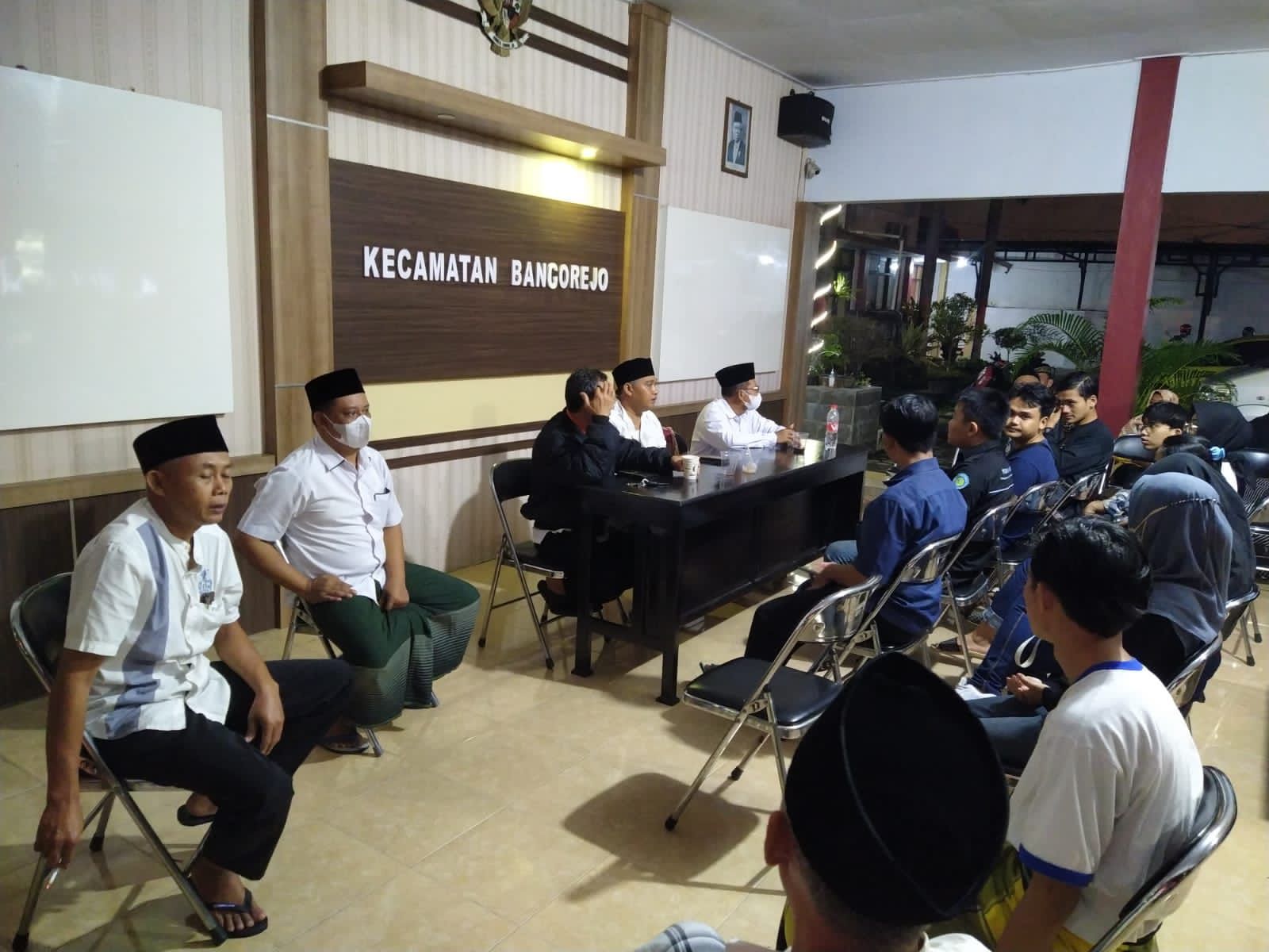 Diundang Camat Bangorejo Mahasiswa Magang Merdeka Diajak Diskusi Dan Buka Bersama