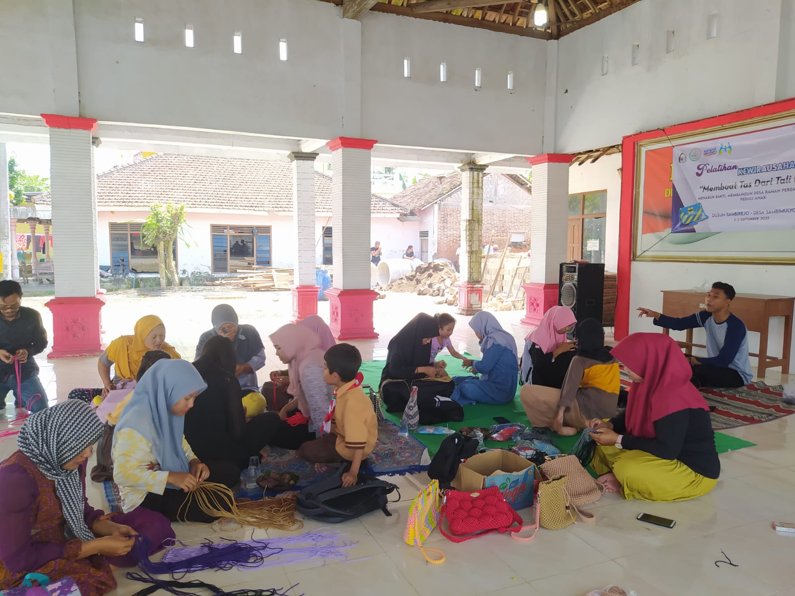 Ibu---Ibu-Sambimulyo-Pelatihan-Kewirausahaan-Membuat-Tas-Dari-Tali-Kur