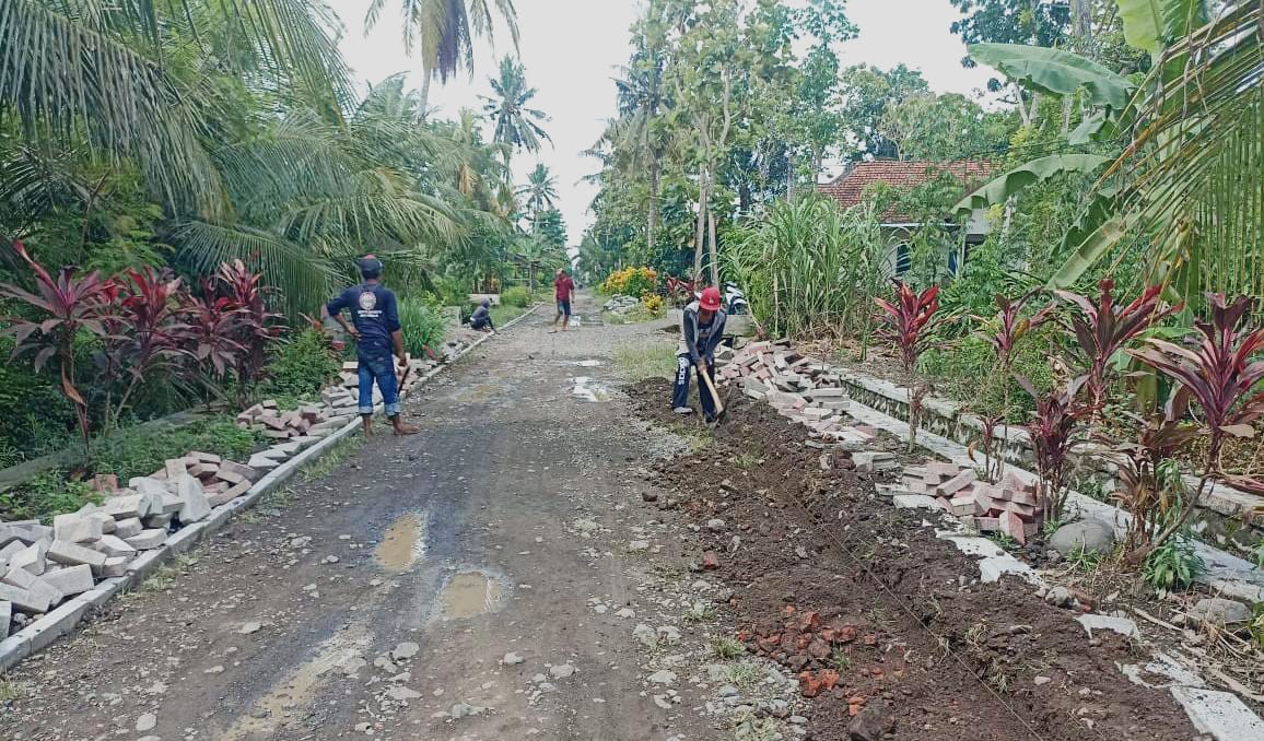 Proyek-Pavingisasi-Jalan-MI-Thoriqul-Huda-Sambimulyo-Dimulai,-Warga-Berharap-Cepat-Selesai-dan-Bermanfaat