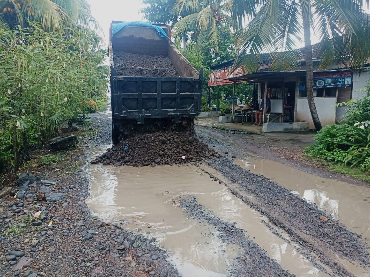 Pemdes-Sambimulyo-Laksanakan-Pengurukan-Grasak-di-Jalan-Desa