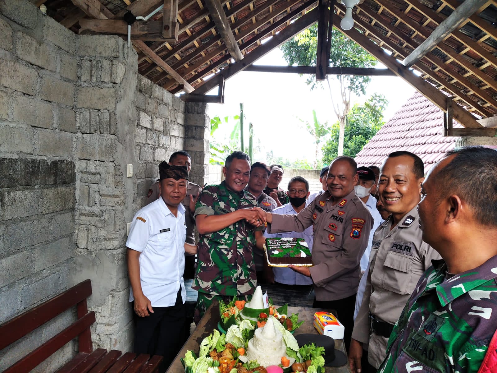 CAMAT DAN KAPOLSEK IKUT RAYAKAN HUT KE-77 TNI