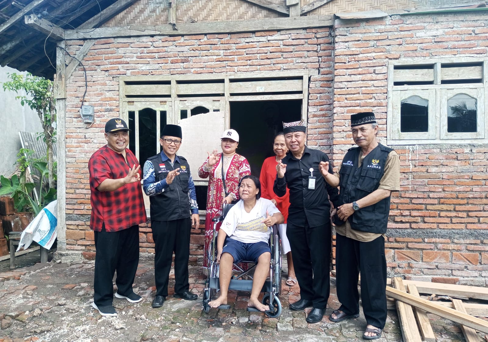 Baznas-Banyuwangi-Serahkan-Kursi-Roda-untuk-Penyandang-Disabilitas-di-Sambimulyo