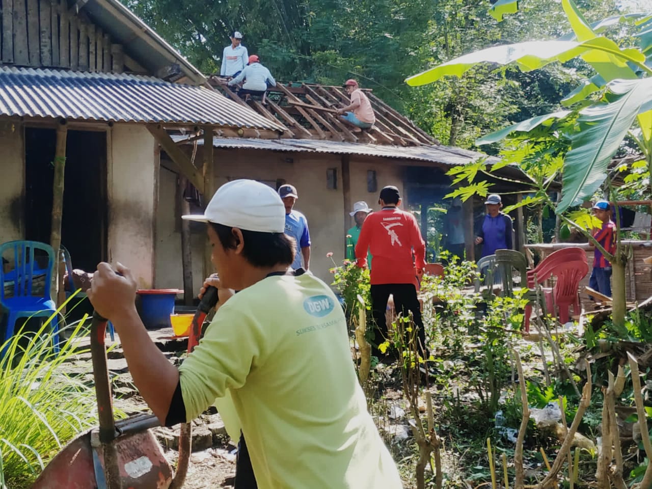 Pemdes-Sambimulyo-Bersama-Warga-Lingkungan-RW-3-Sambirejo-Gotong-Royong-Merenovasi-Rumah-Mbah-Katipah