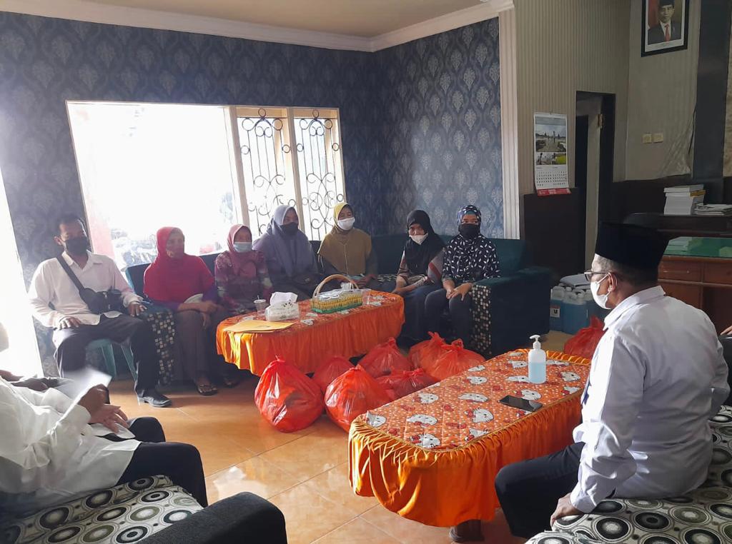 Camat-Bangorejo-Salurkan-Sembako-Dari-ASN-Ke-10-Warga-Sambimulyo