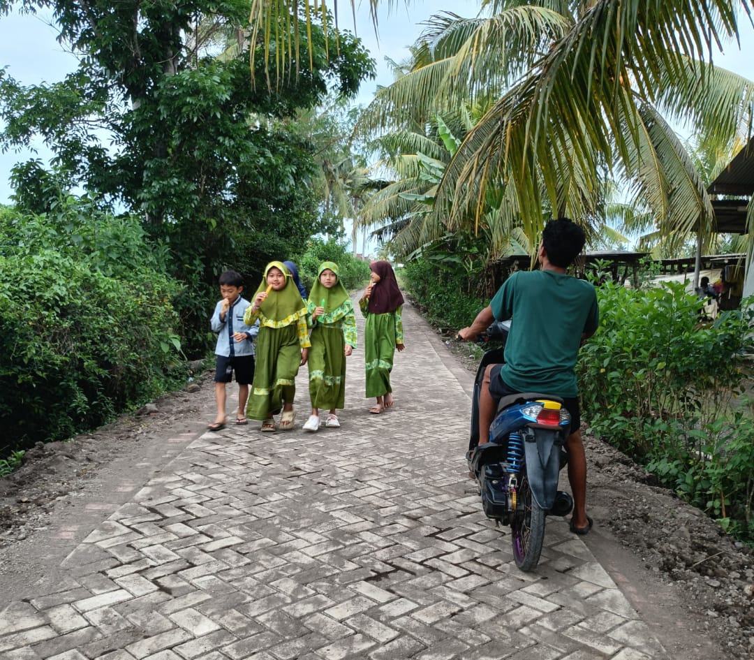 Proyek-Pavingisasi-Jalan-Menuju-Makam-Umum-Kedungrejo-Sambimulyo-Selesai