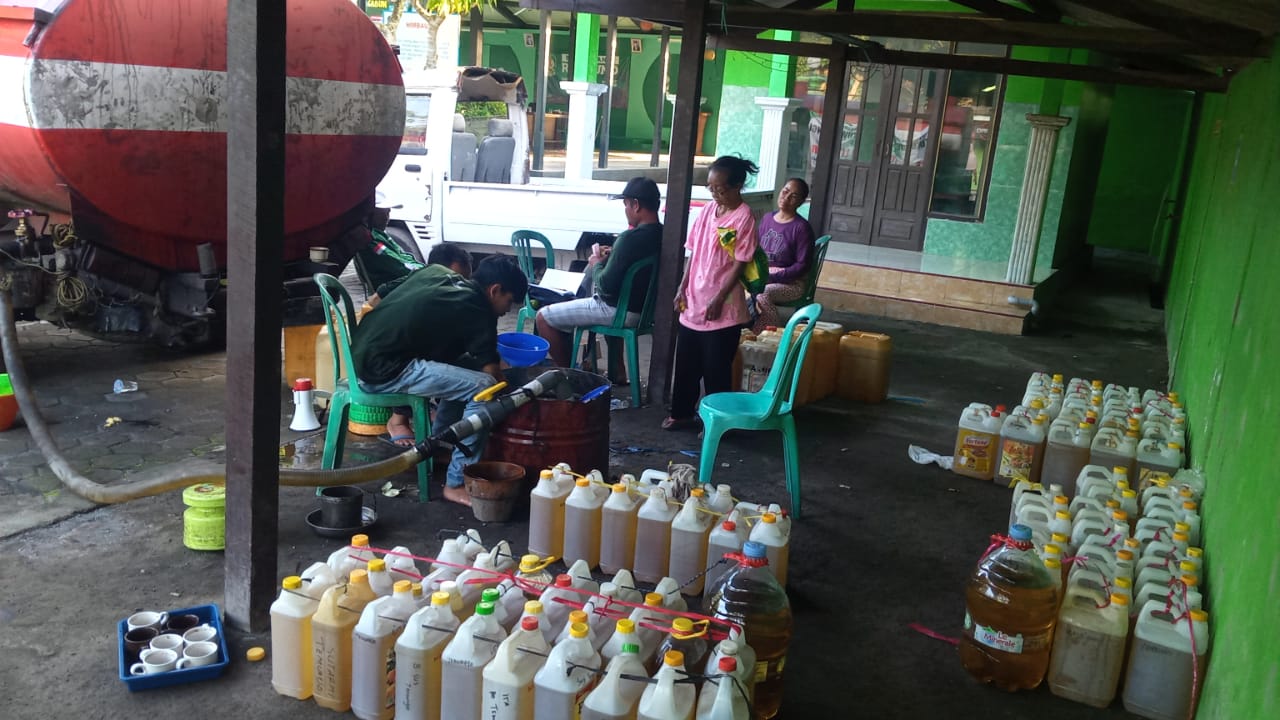 Pemdes Sambimulyo dan PMGM Gelar Oprasi Pasar Murah Minyak Goreng Curah 12 ribu / Liter