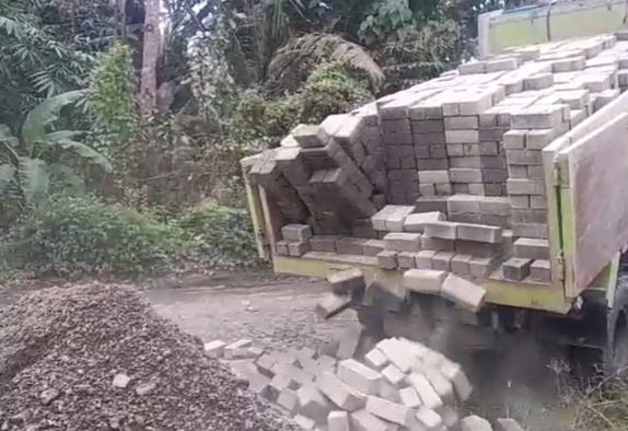 Lanjutan-Pavingisasi-Jalan-Brak-ke-Timur-Sambimulyo-Dimulai,-Warga-Sambut-Harapan-Baru