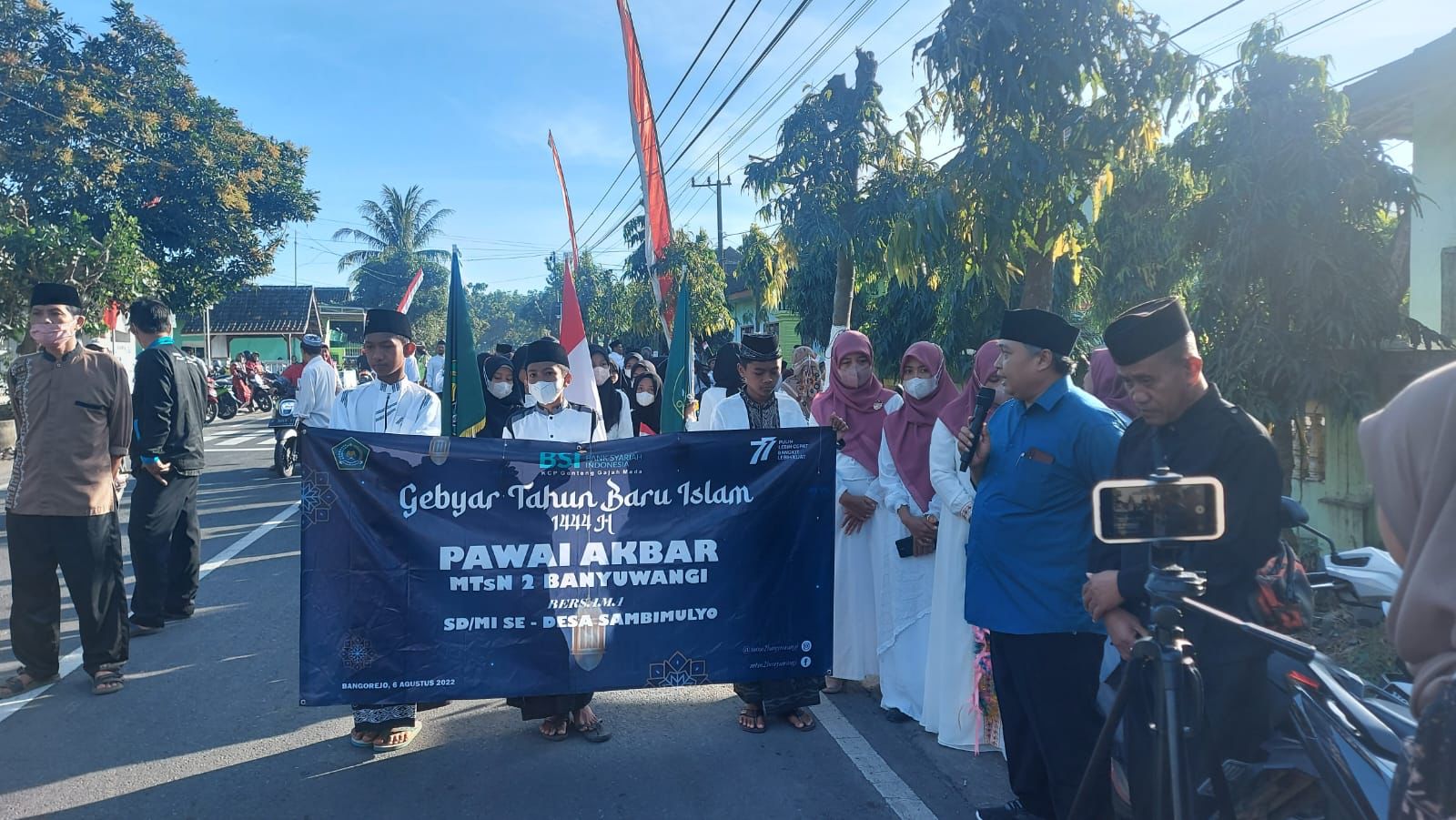 Kades-Sambimulyo-Berangkatkan-Pawai-Akbar-Gebyar-Tahun-Baru-Islam-Tahun-1444H-MTs-Negeri-2-Banyuwangi-