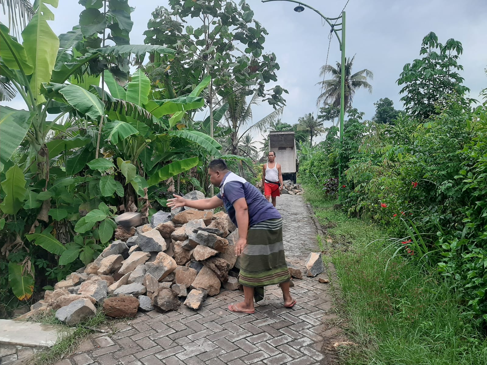 Bahan-Material-untuk-Proyek-Penahan-Bahu-Jalan-di-TPU-Dusun-Kedungrejo-Sambimulyo-Sudah-Tiba-di-Lokasi