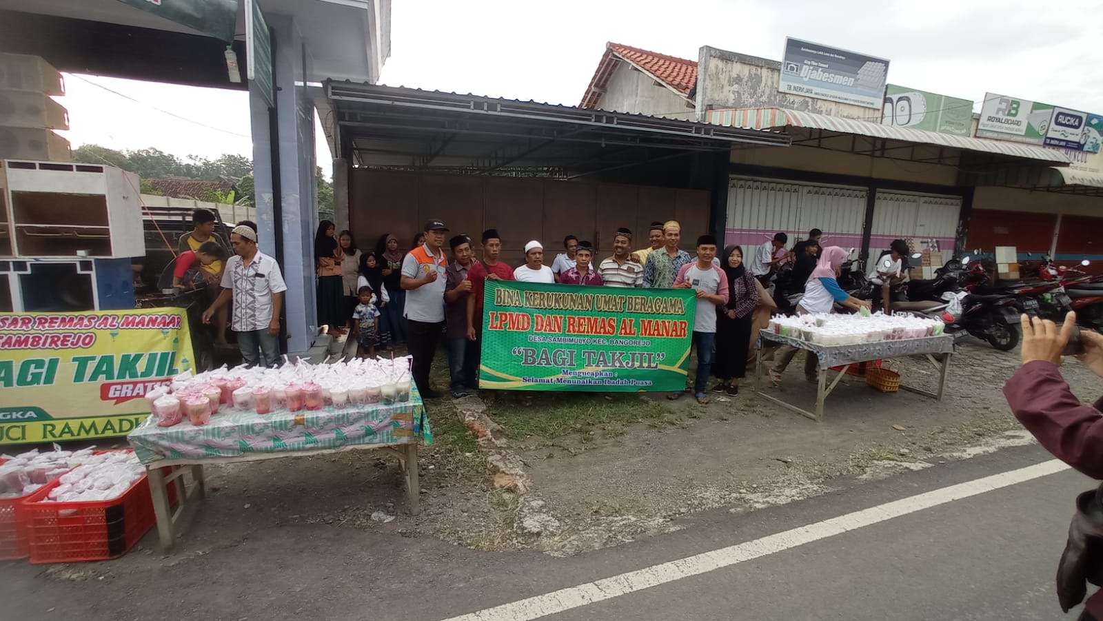 Remas Al Manar Dan LPMD Sambimulyo Berbagi 1000 takjil