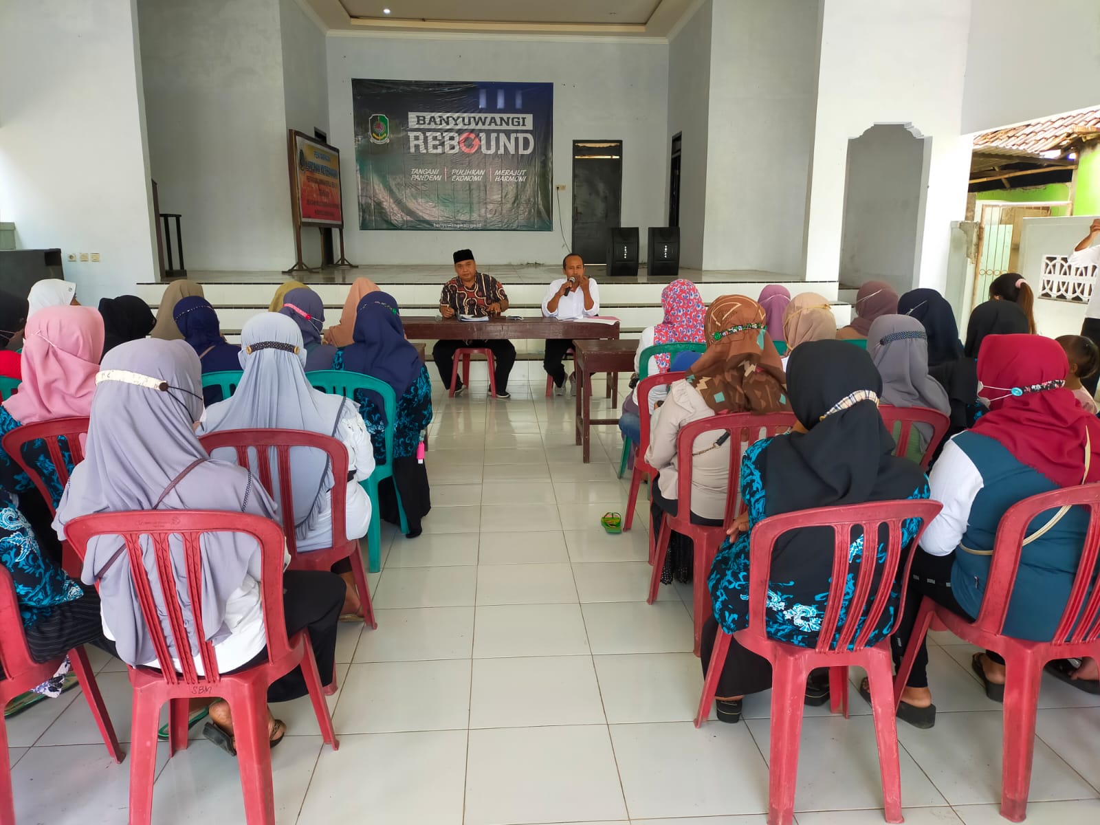 Kades Sambimulyo Pertegas Amankan Balita Kita Dari Stunting Dalam Pembagian Insentif Kader Posyandu