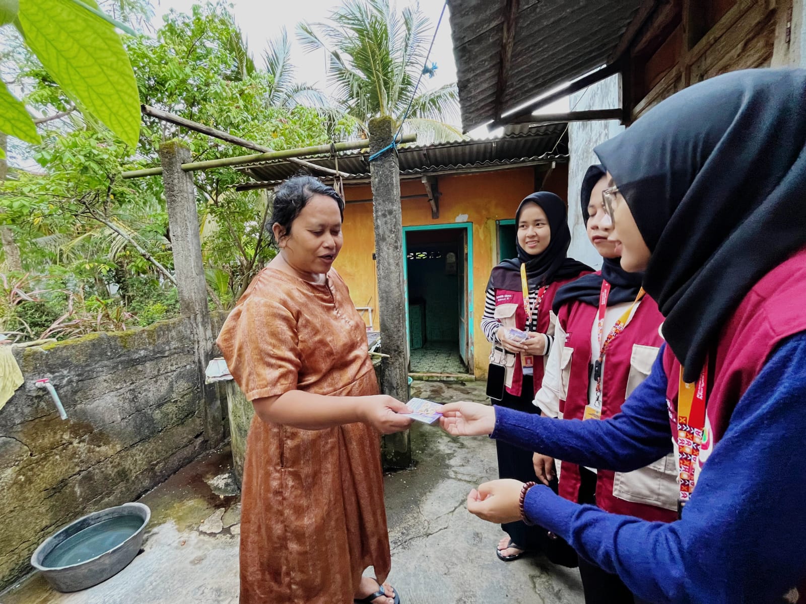KKN-UAD-Unit-1.A.4-Wujudkan-Kampung-Bebas-Nyamuk-di-Desa-Sambimulyo-melalui-Pembagian-Obat-Abate