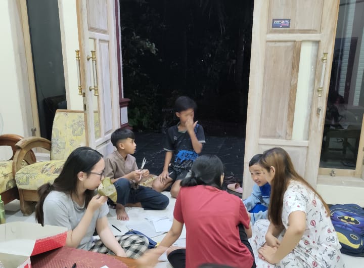 Mahasiswa-KKN-BBK-7-Unair-Gelar-Kegiatan-Belajar-Rutin-Bagi-Anak-anak-Desa-Sambimulyo