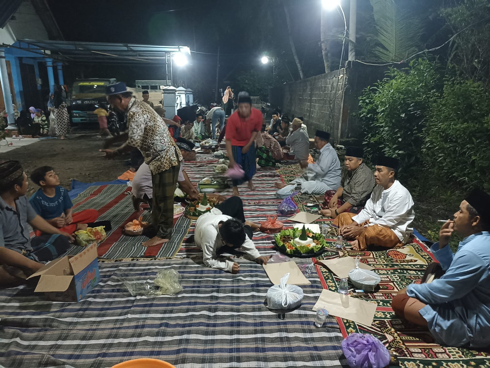Warga-Tasyakuran-Dan-Peringati-Malam-1-Suro-Atas-Selesainya-Proyek-Pavingisasi
