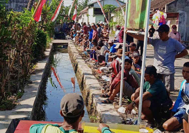 Warga-Meriahkan-Lomba-Mancing-Ikan-Lele-Di-Saluran-Air,-Batas-Desa-Sambimulyo---Temurejo