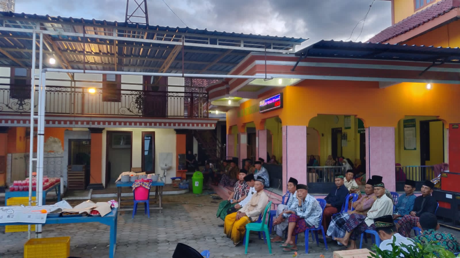 Buyar Tarkhim Adakan Buka Bersama Dengan Jamaah Masjid Miftahussalam