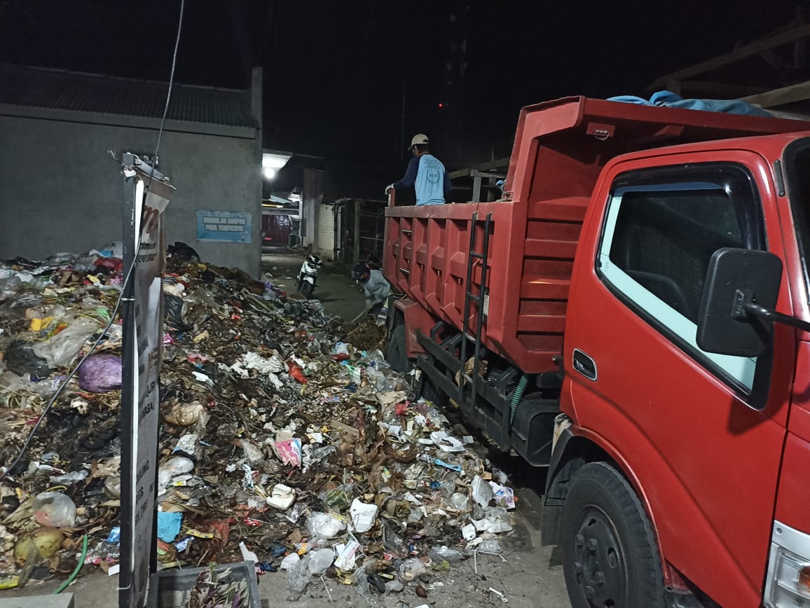 Kades Sambimulyo Perintahkan Kadus Kedungrejo Atasi Sampah Pasar Sambirejo