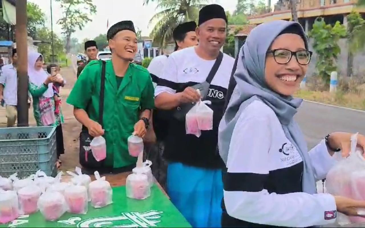 NU-Sambimulyo-Bagikan-Takjil-di-Depan-Kantor-MWC-NU-Bangorejo