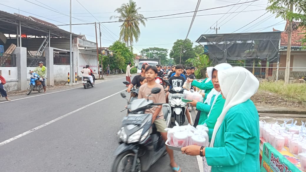 Fatayat-NU-Ranting-Desa-Sambimulyo-Gelar-Kegiatan-Bagi-Takjil-Buka-Puasa