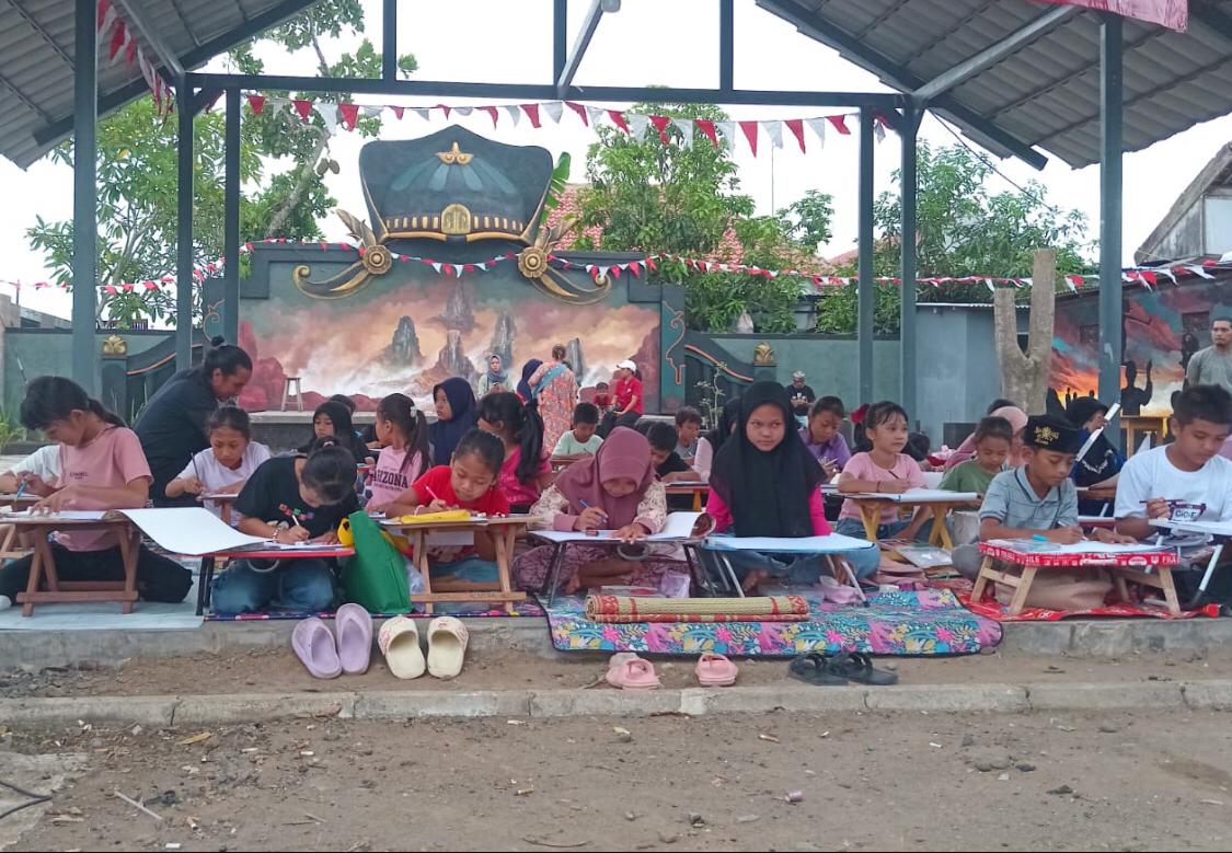 Jelang-Hari-Pesta-Seni,-Anak-Anak-Bakat-Lukis-Dapat-Pelatihan-Mendalam-di-RTH-Sambimulyo