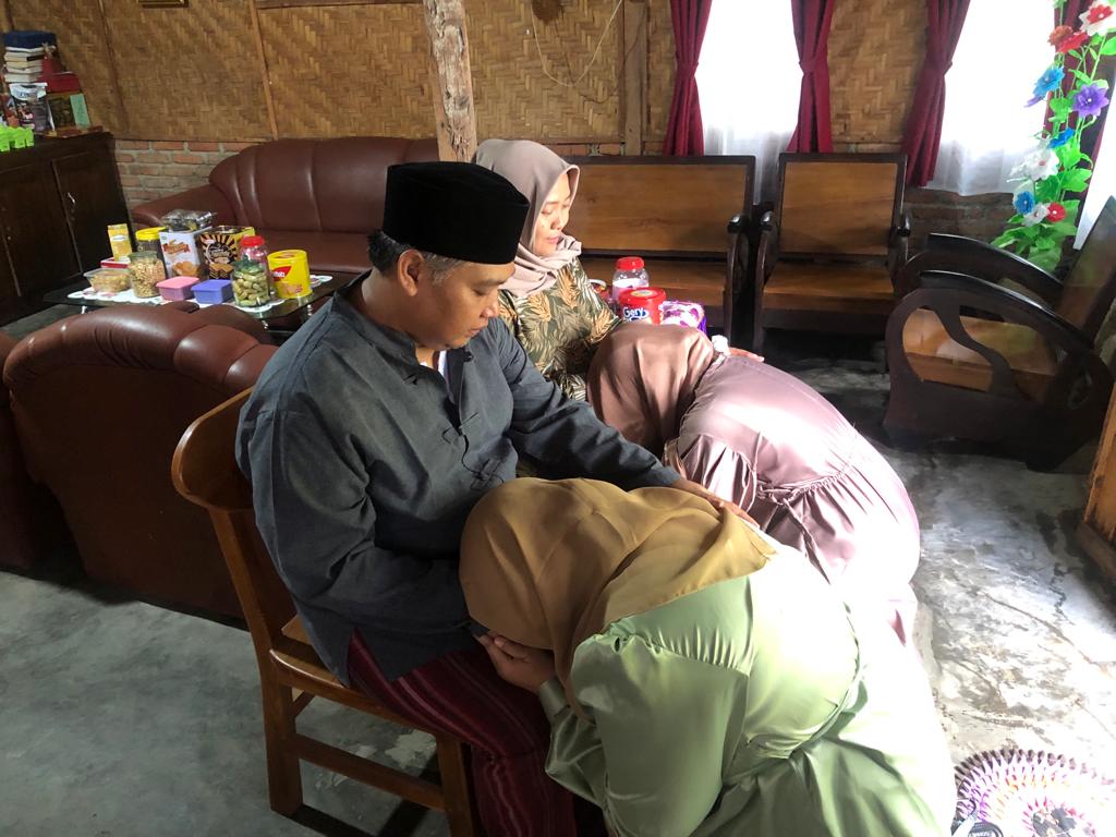 Makna-Idul-Fitri-Bukan-Hanya-Sekedar-Kembali-ke-Fitrah-Namum-Juga-Sungkem