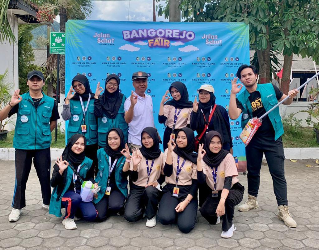 Mahasiswa KKN Universitas Ahmad Dahlan Bersama dengan Masyarakat Kecamatan Bangorejo Mengadakan Jalan Sehat Bersama