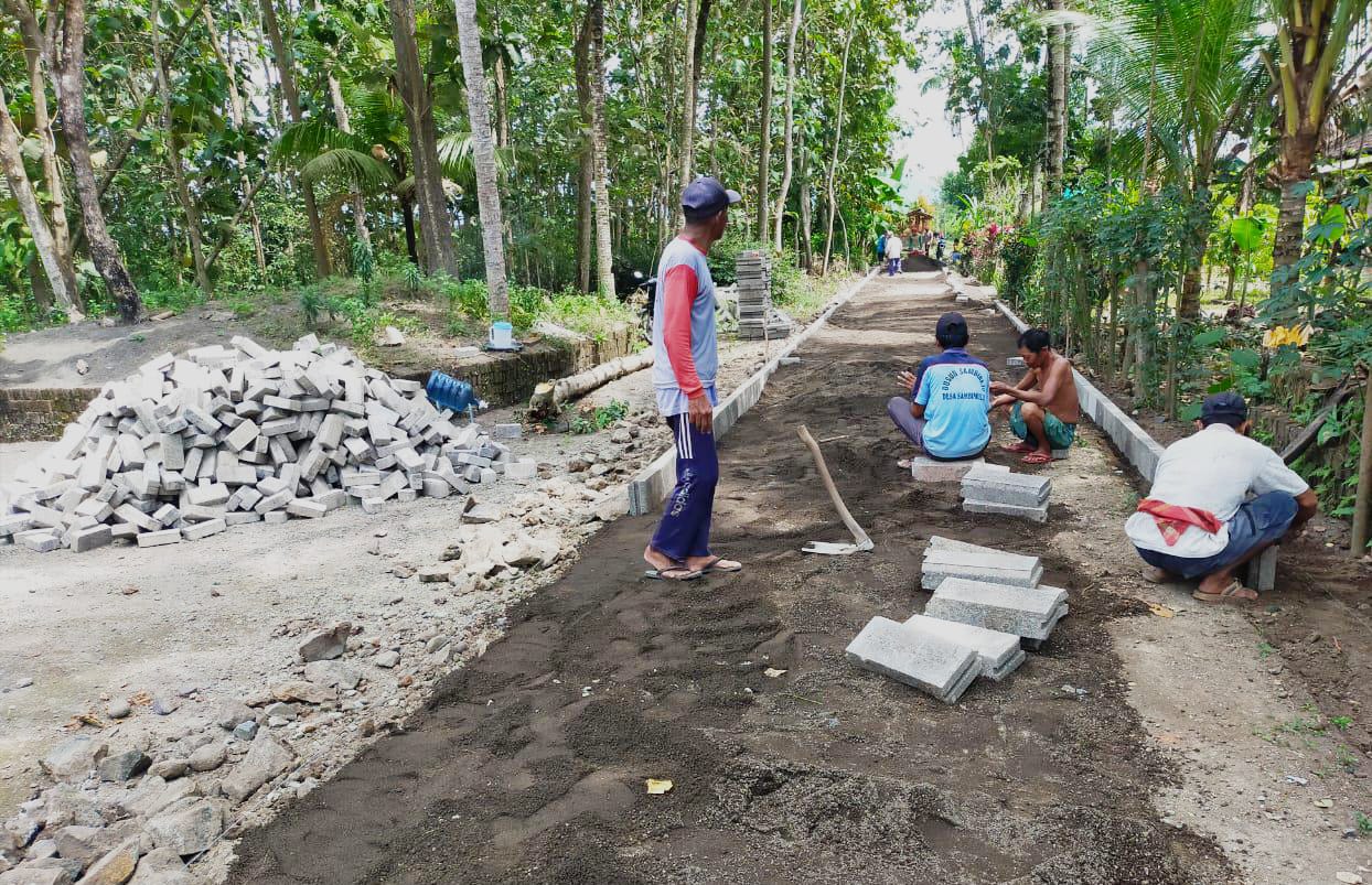 Pembangunan Pavingisasi Di Lingkungan Rt 2 - 3 Rw 2 Dusun Sambirejo Desa Sambimulyo Diwiwiti