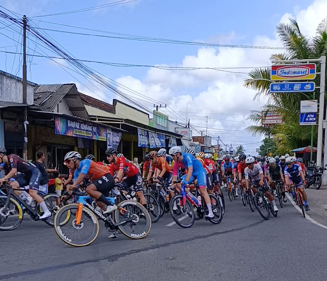 Tour-de-Banyuwangi-Ijen-Etape-1-Melintas-di-Sambimulyo-Masyarakat-Antusias