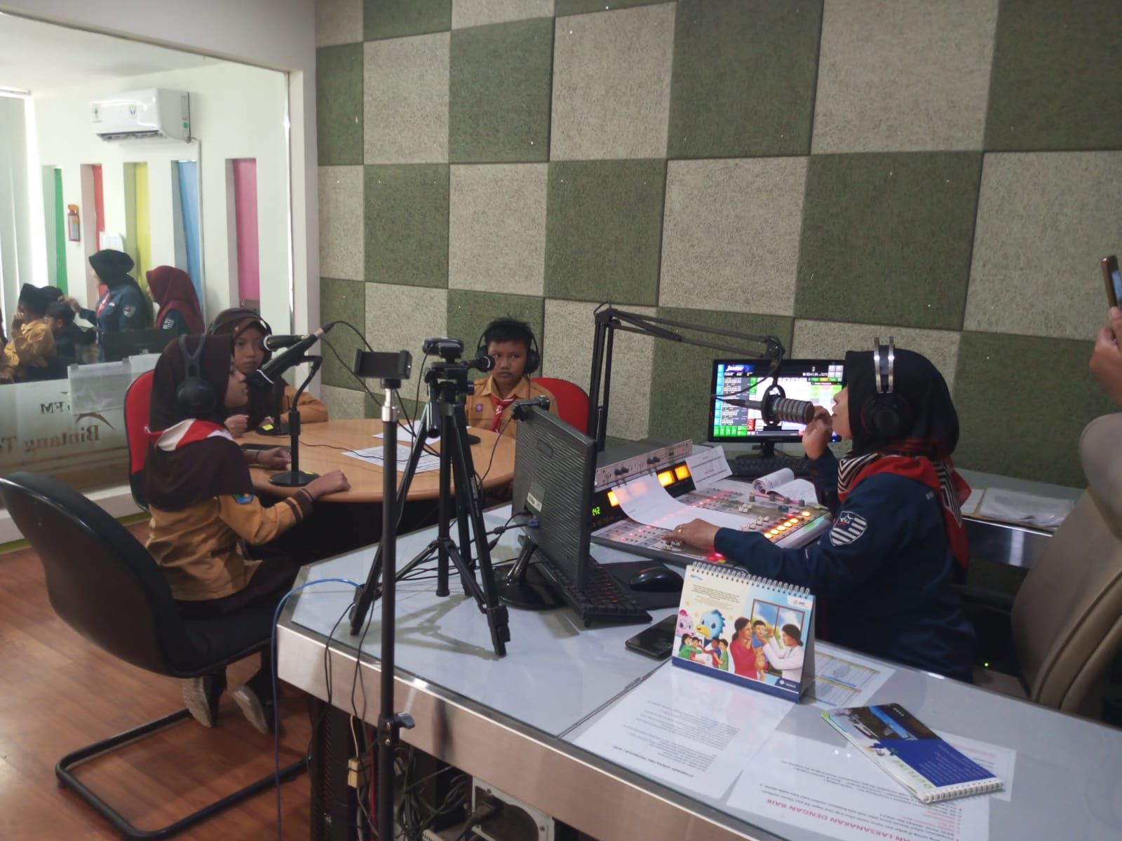 Anak-Saung-Matematika-Sambimulyo-Peringati-Hardiknas-di-Radio-Bintang-Tenggara-Fm-Banyuwangi