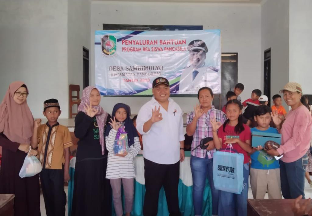 Penyerahan Bantuan Beasiswa Pancasila Tahun 2023 Oleh Kepala Desa Sambimulyo