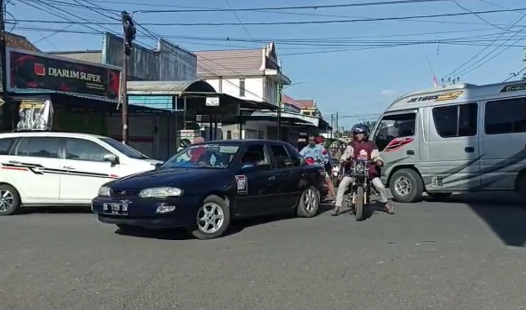 Lebaran Ke 2 Perempatan Pasar Kedungrejo Sambimulyo Macet