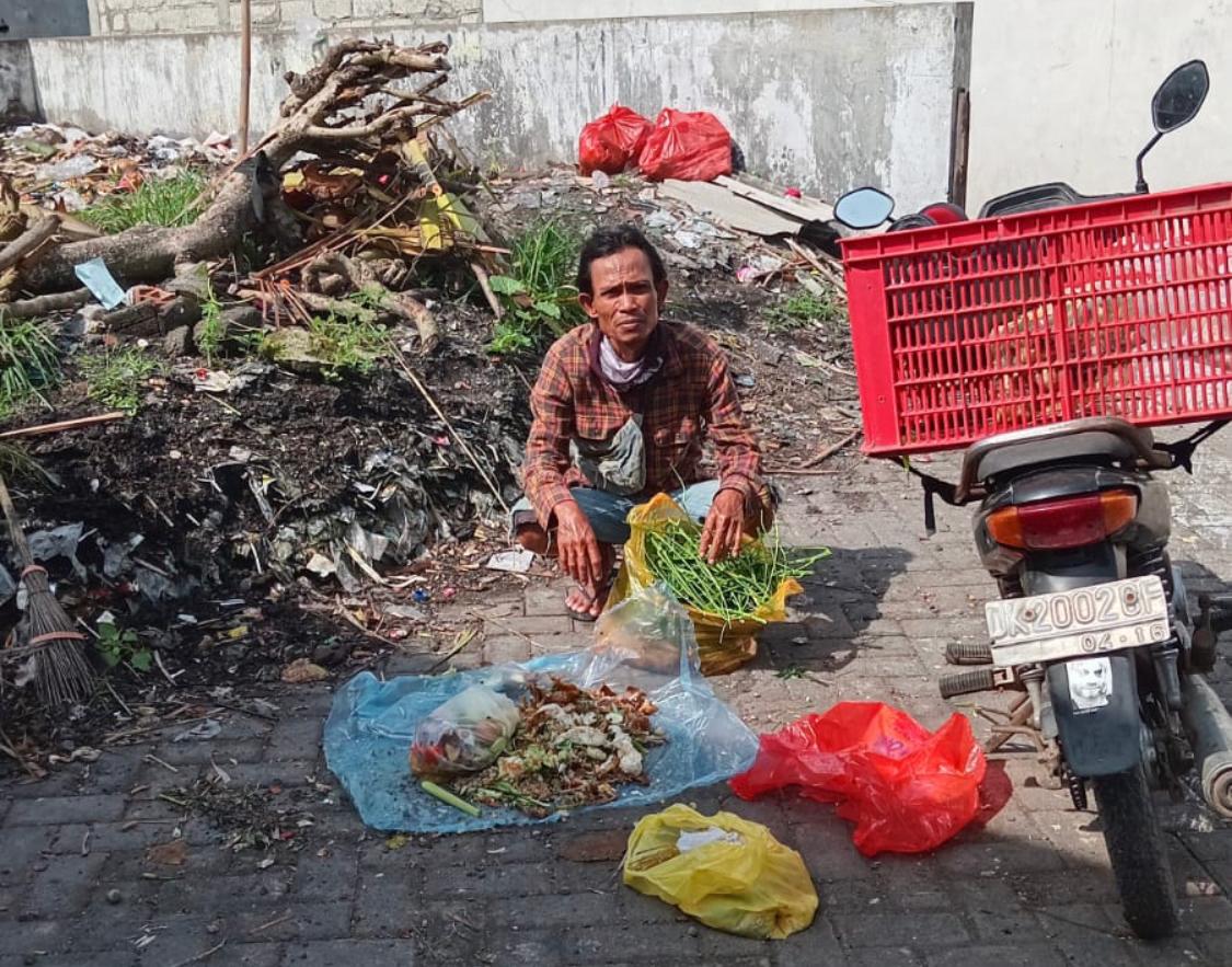 Ali-Mashuri-Dan-Pak-Sutikno-Berjuang-Bersihkan-TPS-Pasar-Sambirejo-dengan-Pemilahan-Sampah