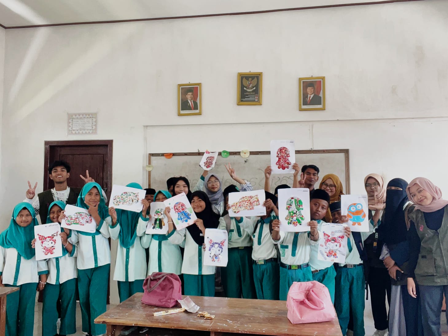 Mahasiswa-UAD-Mengajarkan-Kreativitas-dan-Peduli-Lingkungan-kepada-Siswa-MI-Roudlotul-Huda-Sambimulyo