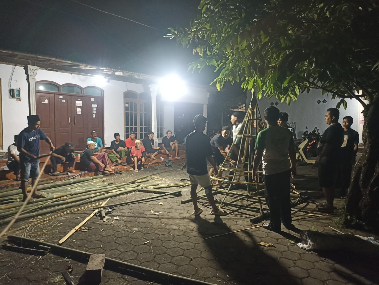 Warga-Sambimulyo-Siap-siap-untuk-Festival-Budaya-Spiritual,-Kirab-Gunungan-Asil-Bumi