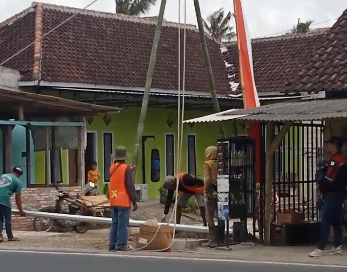 Pemasangan-PJU-di-Jalan-Raya-Sambimulyo-Dimulai