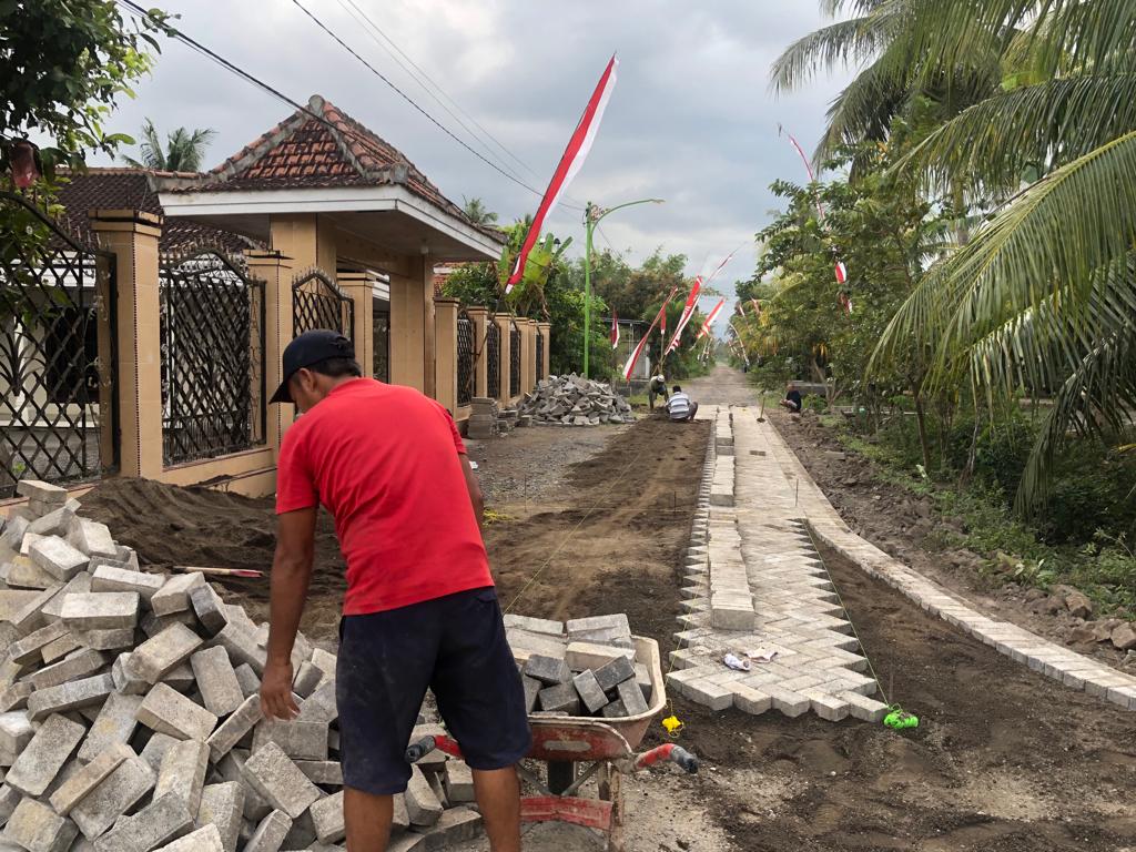 Warga Kedungrejo Etan - Sambimulyo, Sambut Baik Pembangunan Pavingisasi Di Jalan Batas
