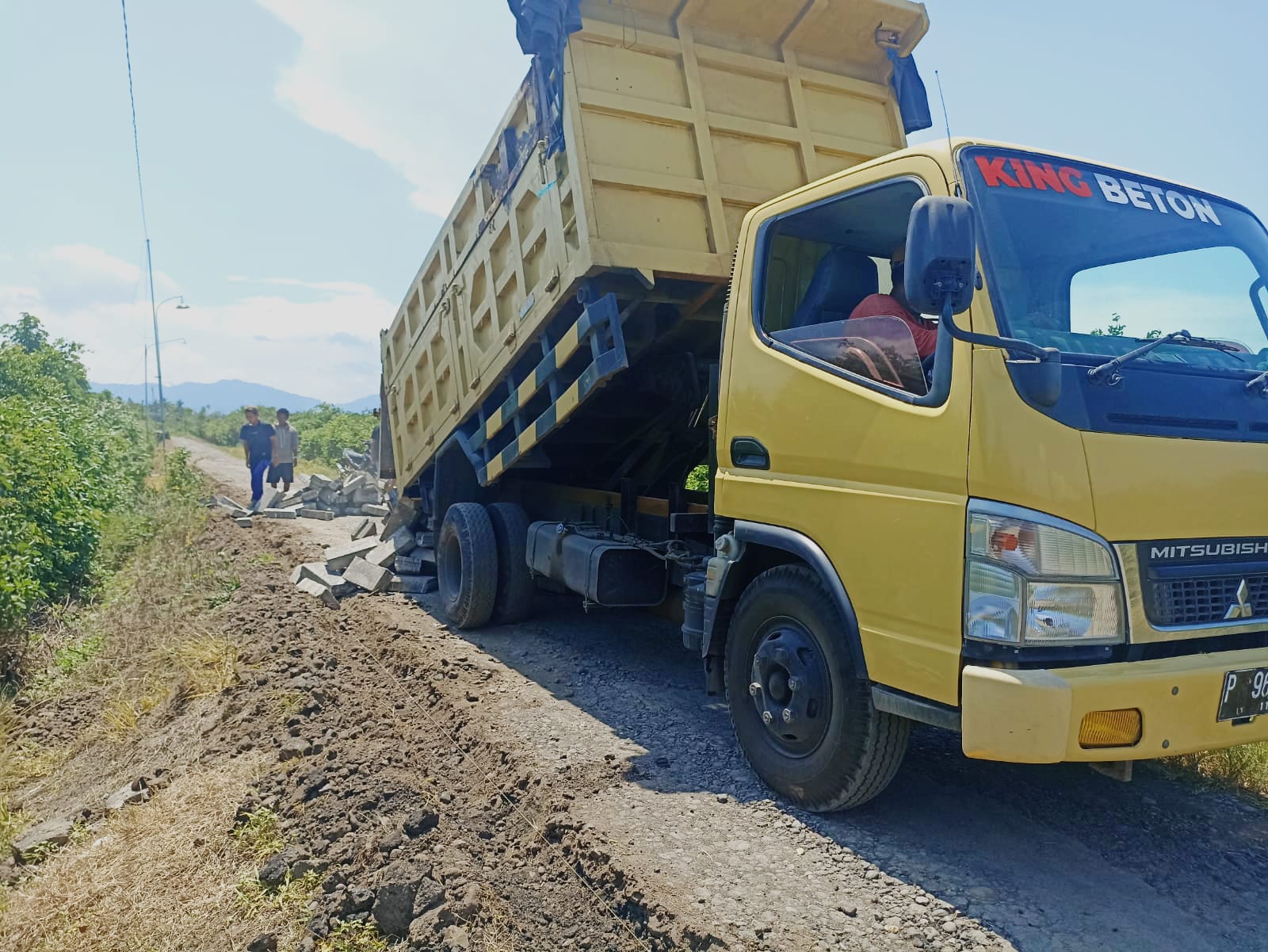 Pembangunan-Paving-Jalan-Sawah-Ajong-Kebarat-Desa-Sambimulyo-Mulai-Dikerjakan