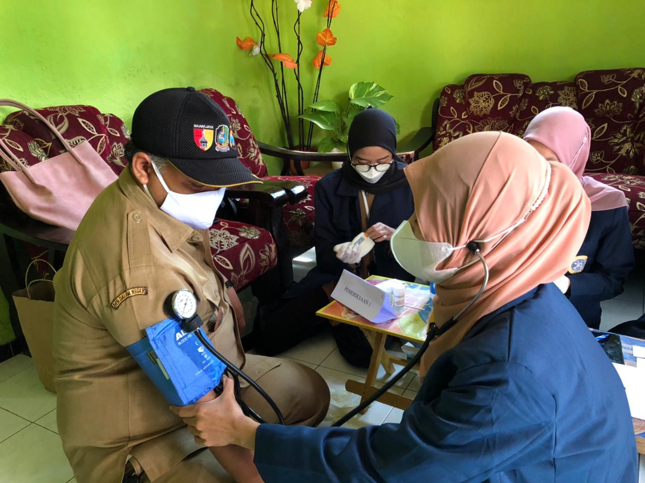 9 Mahasiswa Universitas Airlangga Adakan Kegiatan Cek Kesehatan Gratis di 4 Posyandu Sambimulyo