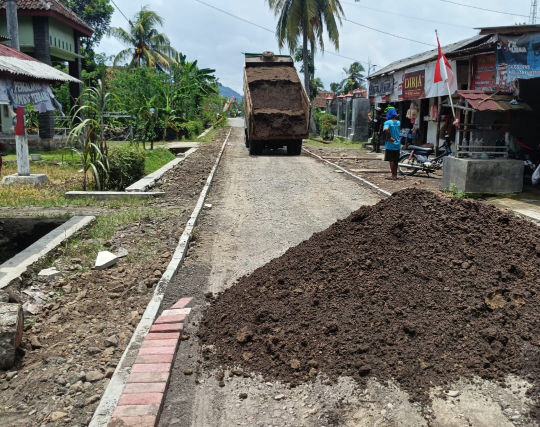 Proyek-Lanjutan-Pavingisasi-di-Batas-Desa-Bangorejo-dan-Sambimulyo-Dimulai