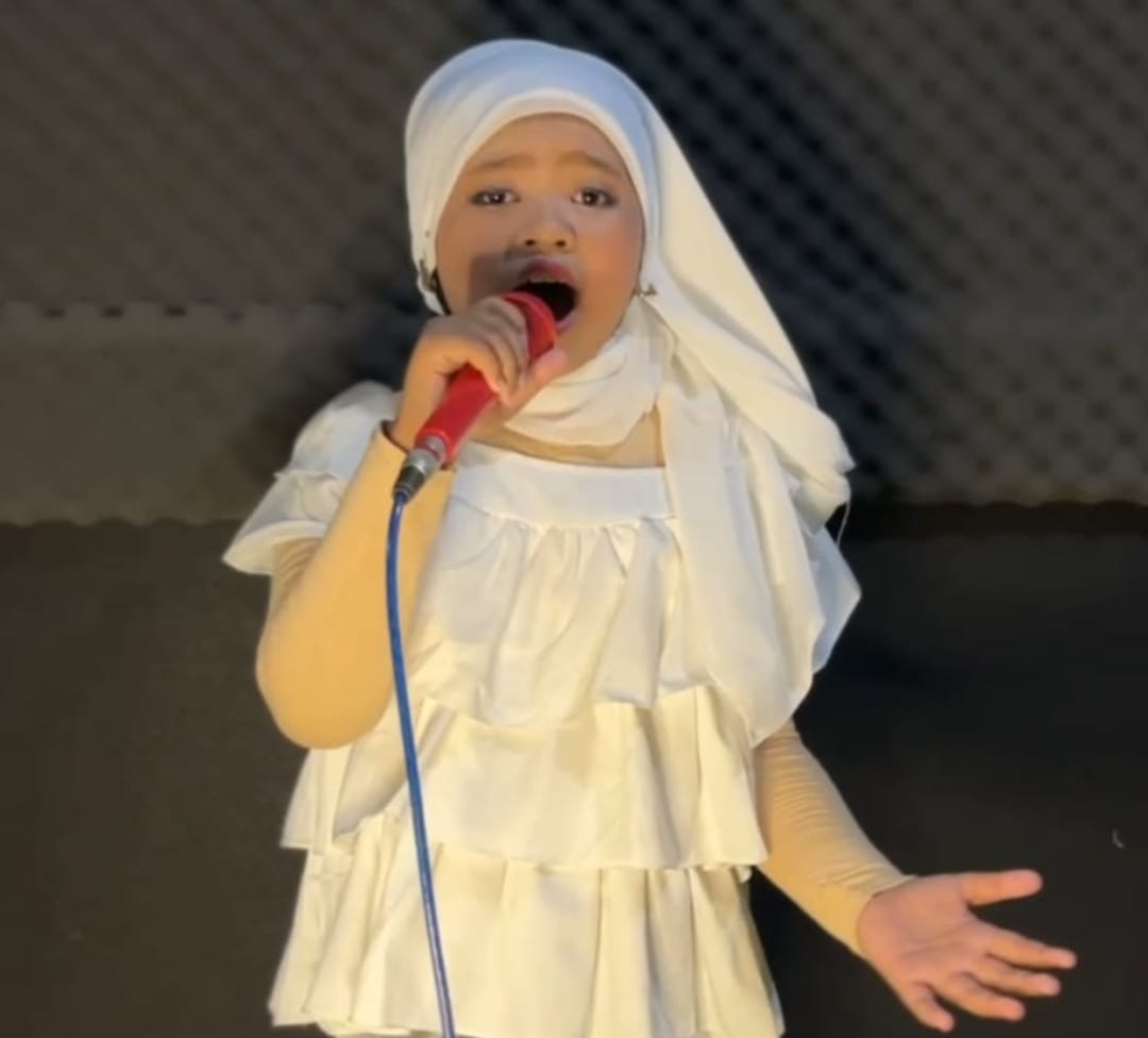 Zhereen-Siswa-MI-Al-Falah-Sambimulyo-Mengikuti-Lomba-Menyanyi-Online-Nasional